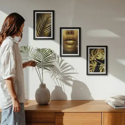 Bilderset mit Rahmen Motiv mit Palmenblättern, Frauengesicht und Monstera-Blättern