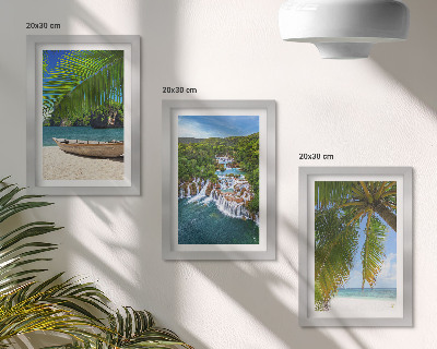 Bilderset mit rahmen Strand mit Boot, Wasserfällen und Palmen in den Tropen