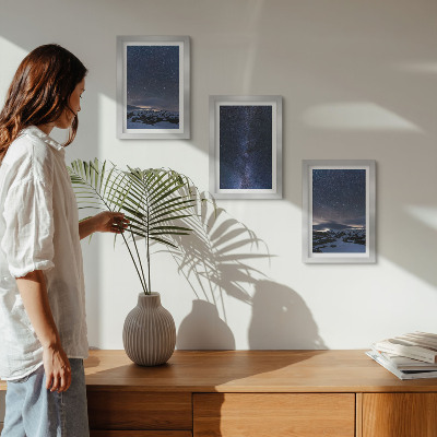 Bilderwand Nachthimmel mit Sternen und einer Berglandschaft