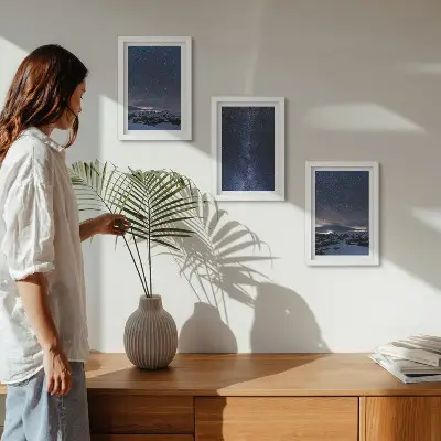 Bilderwand mit Motiv von einem Nachthimmel mit Sternen und einer Berglandschaft