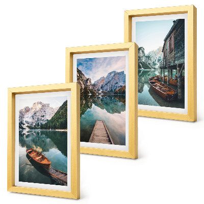 Fotowand Ein Bergsee mit Booten und einer Holzhütte