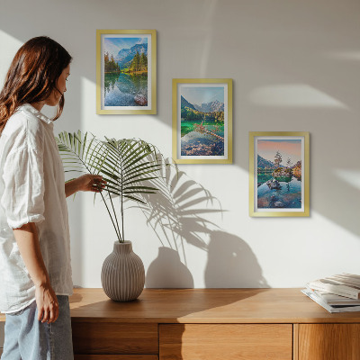 Bilderwand Bergseen mit Wasser und umgebender Naturlandschaft