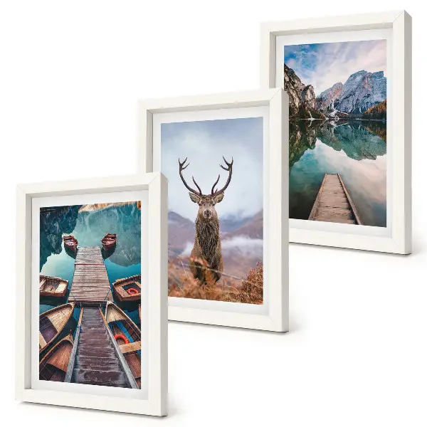 Bilderwand mit See, Booten, Hirschen und Berglandschaft