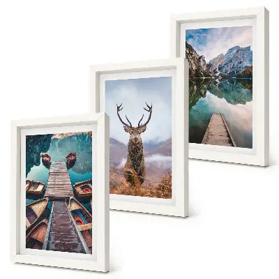 Bilderwand mit See, Booten, Hirschen und Berglandschaft