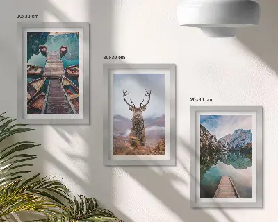 Bilderwand mit See, Booten, Hirschen und Berglandschaft