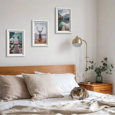 Bilderwand mit See, Booten, Hirschen und Berglandschaft