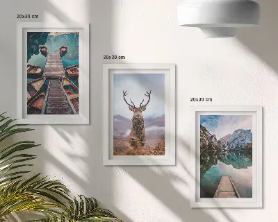 Bilderwand mit See, Booten, Hirschen und Berglandschaft