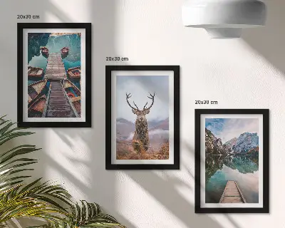 Bilderwand mit See, Booten, Hirschen und Berglandschaft