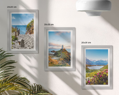 Bilderwand Blick auf den Leuchtturm, den Strand, die Berge und die Blumen
