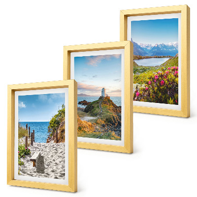 Bilderwand Blick auf den Leuchtturm, den Strand, die Berge und die Blumen