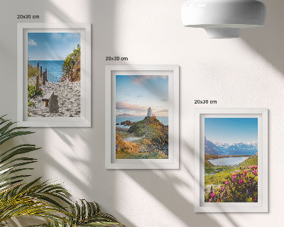 Bilderwand Blick auf den Leuchtturm, den Strand, die Berge und die Blumen