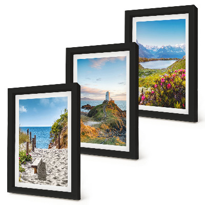 Bilderwand Blick auf den Leuchtturm, den Strand, die Berge und die Blumen