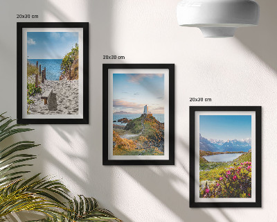 Bilderwand Blick auf den Leuchtturm, den Strand, die Berge und die Blumen
