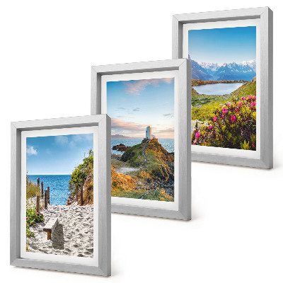 Bilderwand Blick auf den Leuchtturm, den Strand, die Berge und die Blumen