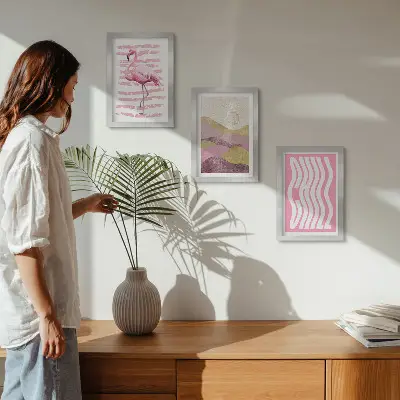 Bilderset mit Rahmen rosa Flamingos mit pastellfarbener Berglandschaft und kühler Schrift