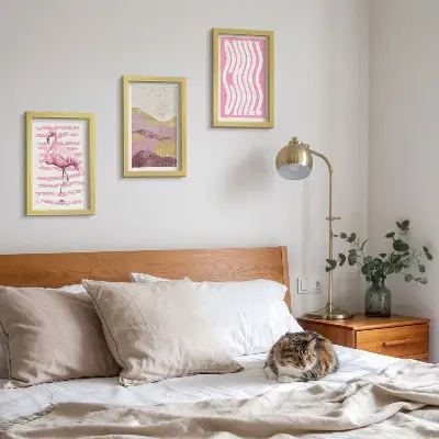 Bilderset mit Rahmen rosa Flamingos mit pastellfarbener Berglandschaft und kühler Schrift