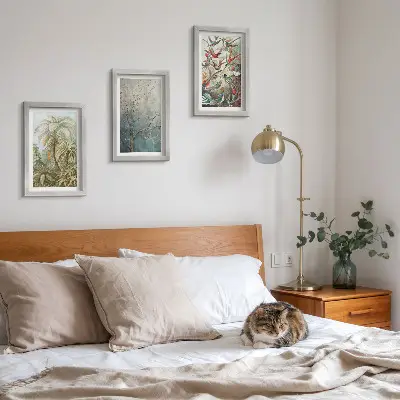 Bilderwand mit tropischen Pflanzen und farbenprächtigen Vögeln in der Natur