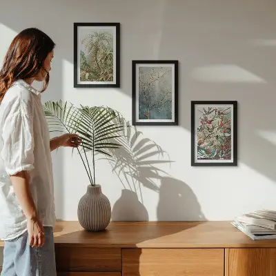 Bilderwand mit tropischen Pflanzen und farbenprächtigen Vögeln in der Natur