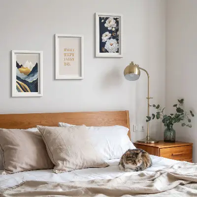 Bilderwand mit abstrakten Bergen, Blumen und inspirierenden Schriftzügen