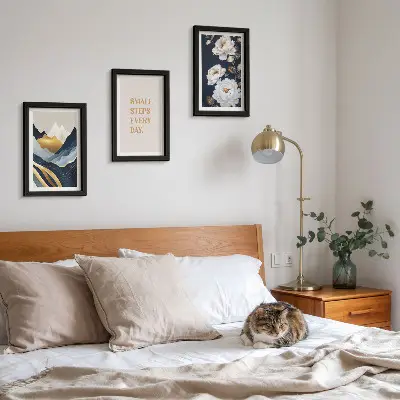 Bilderwand mit abstrakten Bergen, Blumen und inspirierenden Schriftzügen