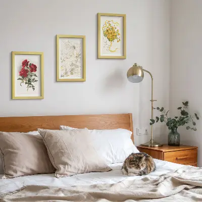 Bilderwand mit Motiv rote Rosen, weiße Figur und gelbe Blumen in einer Vase