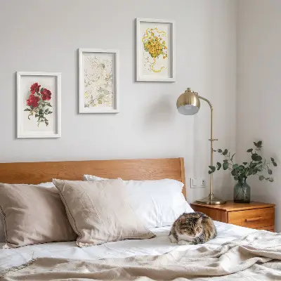 Bilderwand mit Motiv rote Rosen, weiße Figur und gelbe Blumen in einer Vase