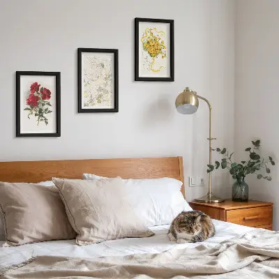 Bilderwand mit Motiv rote Rosen, weiße Figur und gelbe Blumen in einer Vase
