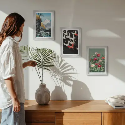 Bilderwand mit Bergen, Wasserfall, Vögeln im Flug und bunten Blumen