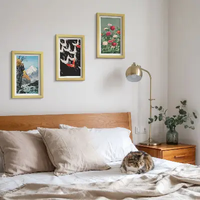 Bilderwand mit Bergen, Wasserfall, Vögeln im Flug und bunten Blumen