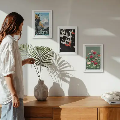 Bilderwand mit Bergen, Wasserfall, Vögeln im Flug und bunten Blumen