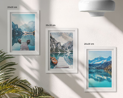 Bilderset mit rahmen Bergseen mit Booten und Spiegelungen im Wasser