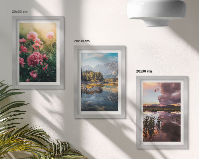 Bilderwand Blumen im Garten, Berge und eine ruhige Wasseroberfläche