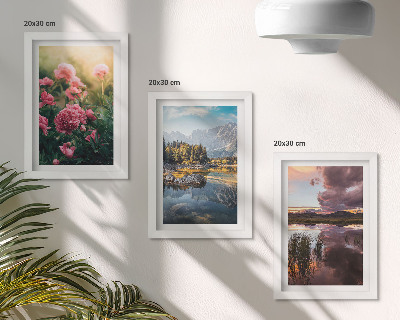Bilderwand Blumen im Garten, Berge und eine ruhige Wasseroberfläche