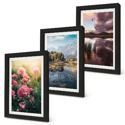 Bilderwand mit Blumen im Garten, Bergen und einer ruhigen Wasseroberfläche