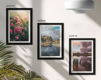 Bilderwand mit Blumen im Garten, Bergen und einer ruhigen Wasseroberfläche