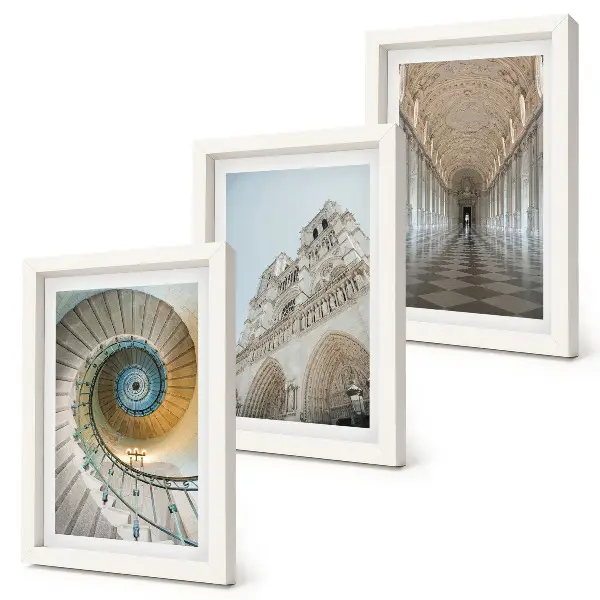 Fototapete die Wendeltreppe der Kathedrale mit Blick auf die Gebäudefassade und einen gefliesten Korridor