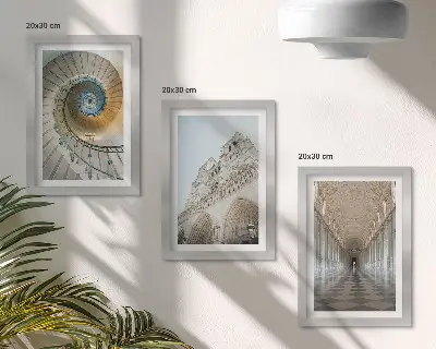 Fototapete die Wendeltreppe der Kathedrale mit Blick auf die Gebäudefassade und einen gefliesten Korridor
