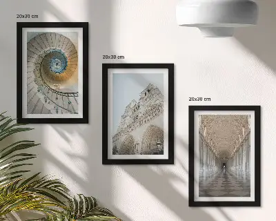 Fototapete die Wendeltreppe der Kathedrale mit Blick auf die Gebäudefassade und einen gefliesten Korridor