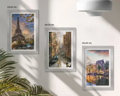 Bilderwand mit Motiven vom Eiffelturm, den Kanälen von Venedig und den Straßen von Amsterdam