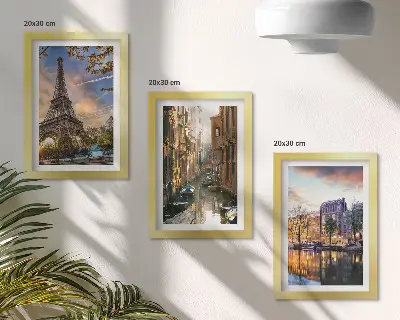 Bilderwand mit Motiven vom Eiffelturm, den Kanälen von Venedig und den Straßen von Amsterdam