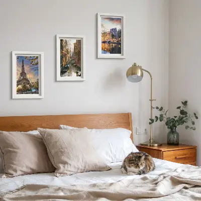 Bilderwand mit Motiven vom Eiffelturm, den Kanälen von Venedig und den Straßen von Amsterdam