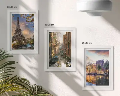 Bilderwand mit Motiven vom Eiffelturm, den Kanälen von Venedig und den Straßen von Amsterdam