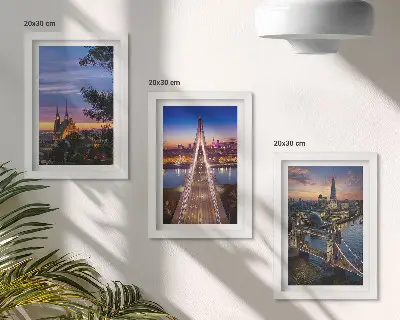 Bilderwand mit Stadtansichten von Brücken bei Sonnenuntergang
