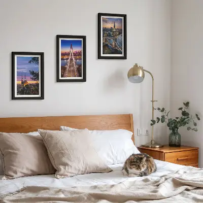 Bilderwand mit Stadtansichten von Brücken bei Sonnenuntergang