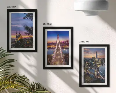Bilderwand mit Stadtansichten von Brücken bei Sonnenuntergang