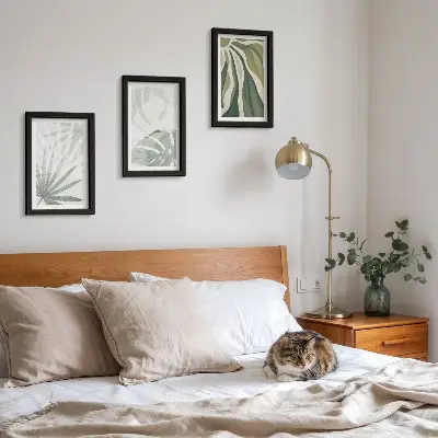 Bilderwand mit Pflanzenblättern in Grün- und Grautönen
