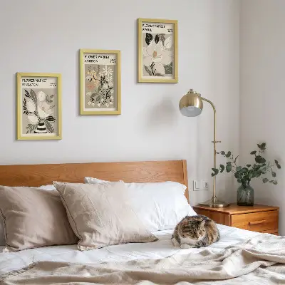 Bilderwand mit Retro-Blumenmotiven aus verschiedenen Städten der Welt