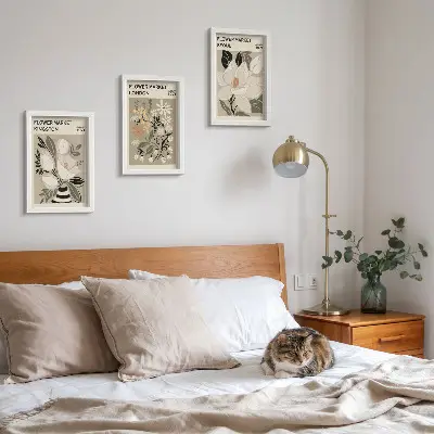 Bilderwand mit Retro-Blumenmotiven aus verschiedenen Städten der Welt