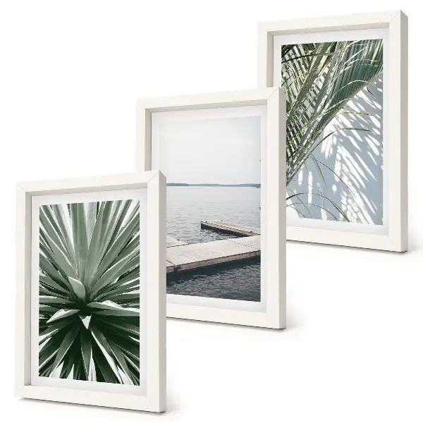 Bilderwand mit Palmenblättern und Holzbrücke