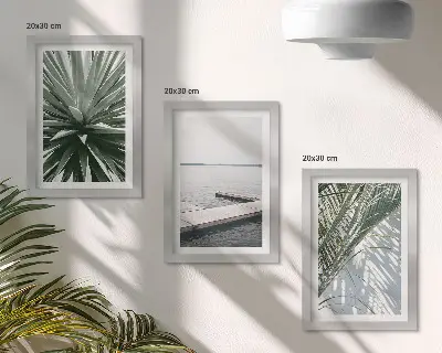 Bilderwand mit Palmenblättern und Holzbrücke